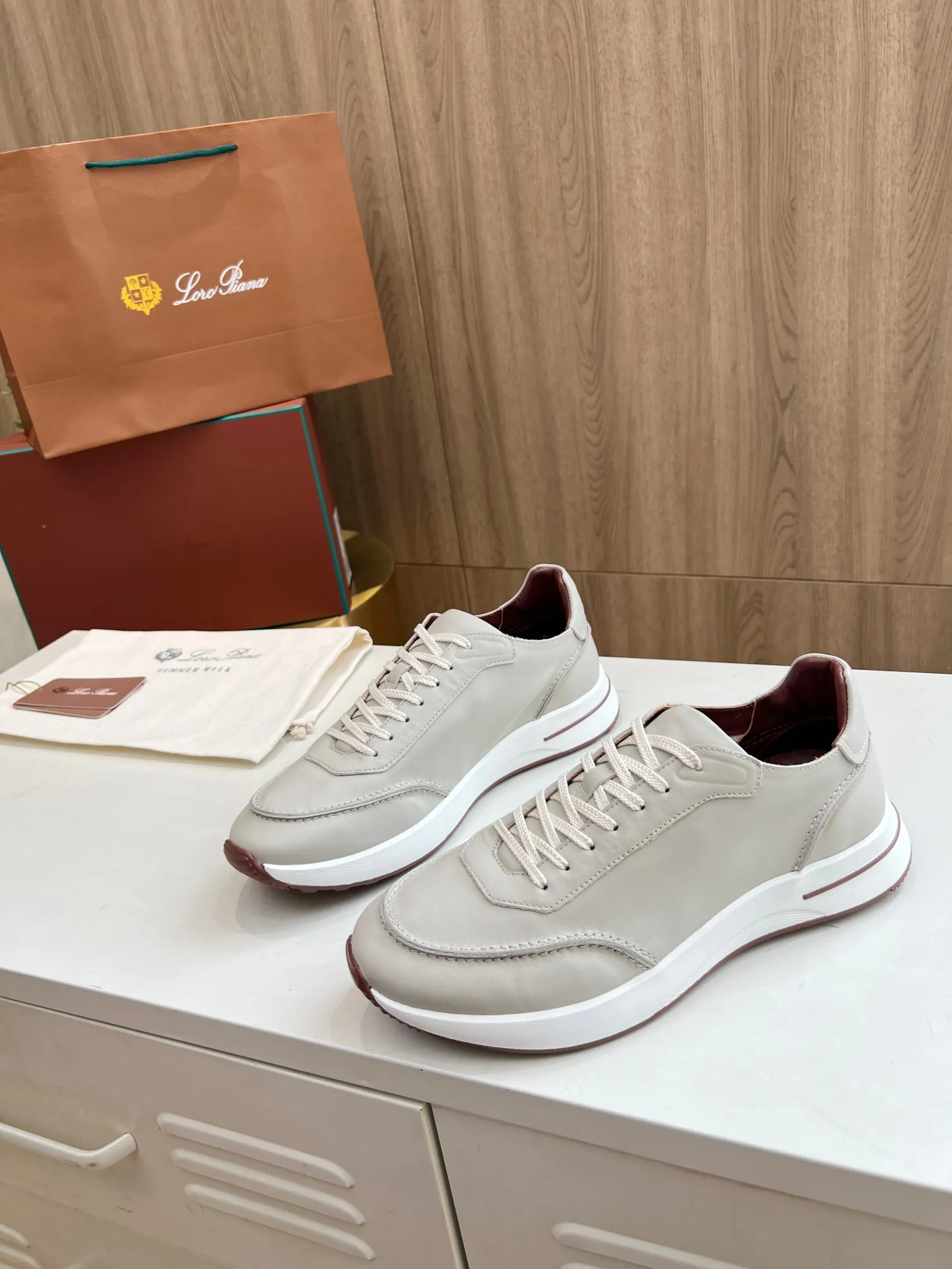 Men's Men's Shoes 💰620 👑Loro Piana* Purchase the original 1:1 copy. Founded the existing Loro Piana company on April 24, 1924. It is now the sixth generation of family business, providing high-quality products to customers who are discerning about taste and quality. Imported calfskin fabrics. The interior is made of imported A-grade water-dyed cow lining. 💝 Focus on top quality, pay for what you pay, and compare the inner details. Original authentic packaging. Code number: 39-45
